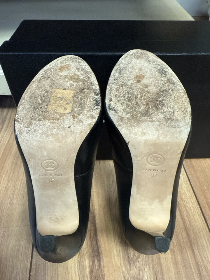 Chanel Size 37 Black Leather Pump