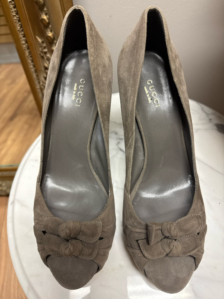 Gucci Size 38 1/2 Grey Suede Pump