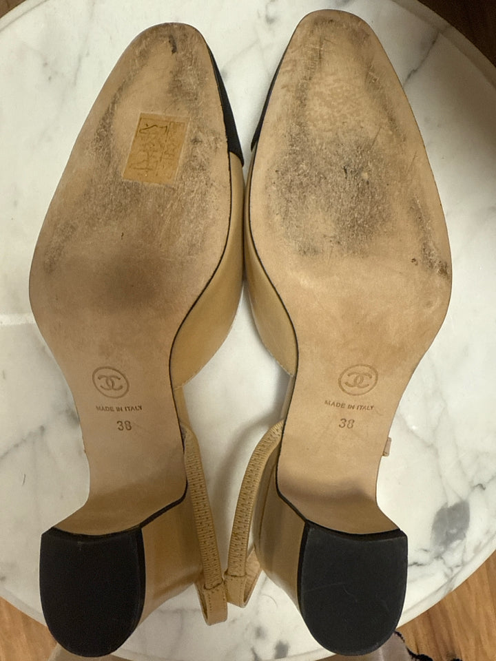 Chanel Size 38 Beige & Black Goatskin & Grosgrain Pump