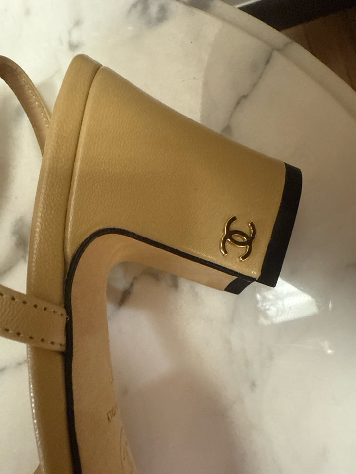 Chanel Size 38 Beige & Black Goatskin & Grosgrain Pump