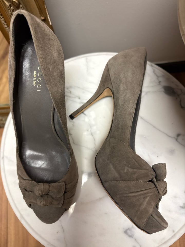 Gucci Size 38 1/2 Grey Suede Pump