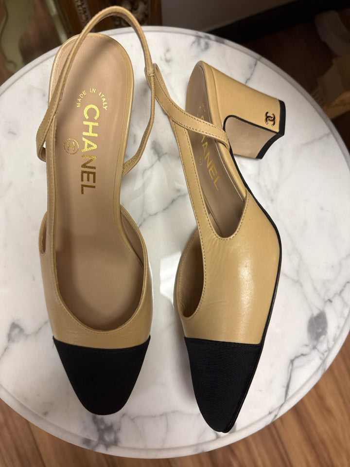 Chanel Size 38 Beige & Black Goatskin & Grosgrain Pump